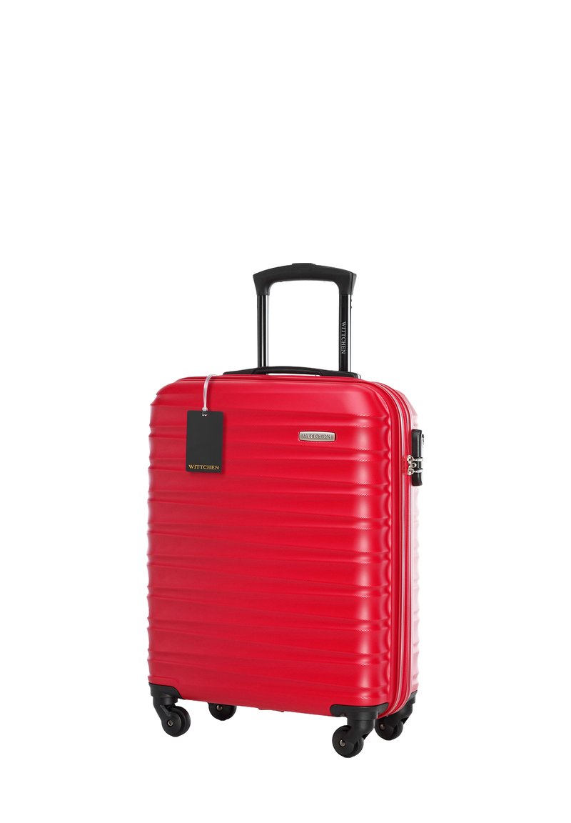 Valigia rigida rossa con design rigato, manico retrattile nero, quattro ruote e un'etichetta attaccata. Materiale resistente, forma compatta.