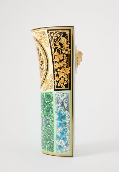 Vaso de cerâmica com forma curva, apresentando desenhos florais intrincados em dourado, preto e cores variadas, com padrões detalhados de hera e realces texturizados.