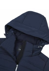 Veste matelassée bleu marine avec capuche attachée, fermeture éclair à l'avant et cordons ajustables sur la capuche.