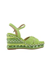 Groene nubuck sleehak sandaal met kruislings loopende banden, gevlochten accenten en versieringen. Beschikt over een getextureerd platform en enkelbandje.