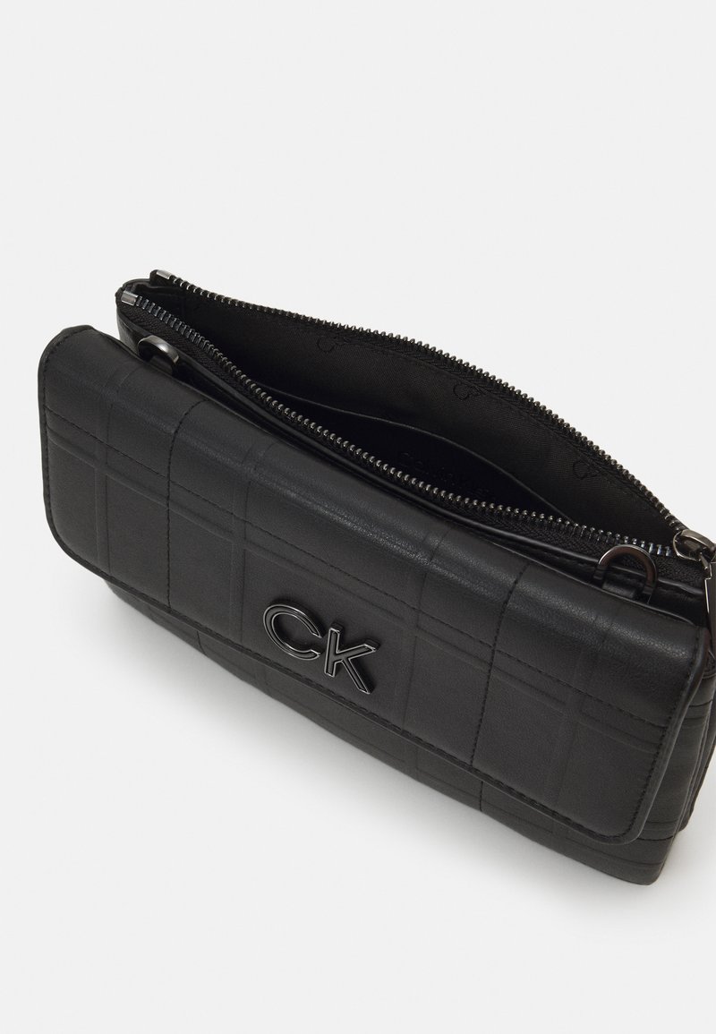 Calvin Klein RE LOCK BODY FLAP QUILT - Taška s příčným popruhem - black