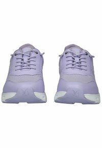 Lila Sportschuhe mit einem strukturierten Strick-Obermaterial, verstärkter Zehenkappe und weißer Sohle. Enthält Schnürsenkel mit Metallösen und subtilen Logodetails.