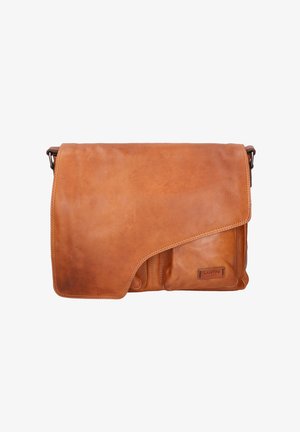 Borsa a tracolla in pelle marrone con chiusura a pattina, dotata di una tasca frontale e una finitura testurizzata. Dettaglio di marchio discreto sul lato.