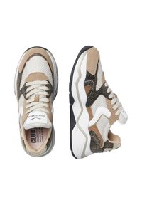 Sneaker beige e nera realizzata in mesh, pelle e materiali sintetici, con suola spessa e texture a contrasto in un design moderno.