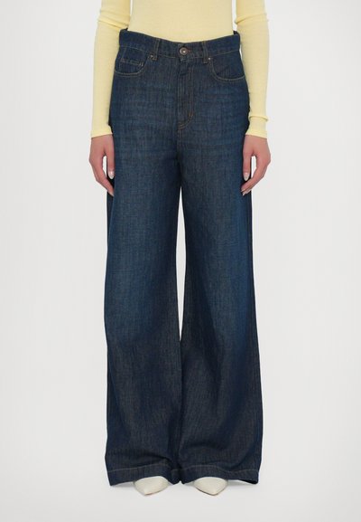 Jean en denim foncé à jambe large avec une taille haute, comportant des poches avant, une fermeture à bouton et un tissu texturé. Pas de motifs visibles.