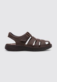 Sandalias de cuero marrón con múltiples recortes, tira ajustable y suela de goma texturizada, que cuentan con un interior acolchado para mayor confort.