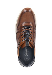 Braune Ledereinlagen mit perforiertem Design, kontrastierenden schwarzen Schnürsenkeln und einer weißen Außensohle. Verfügt über eine textilähnliche Struktur und ein typisches Logo-Futter.