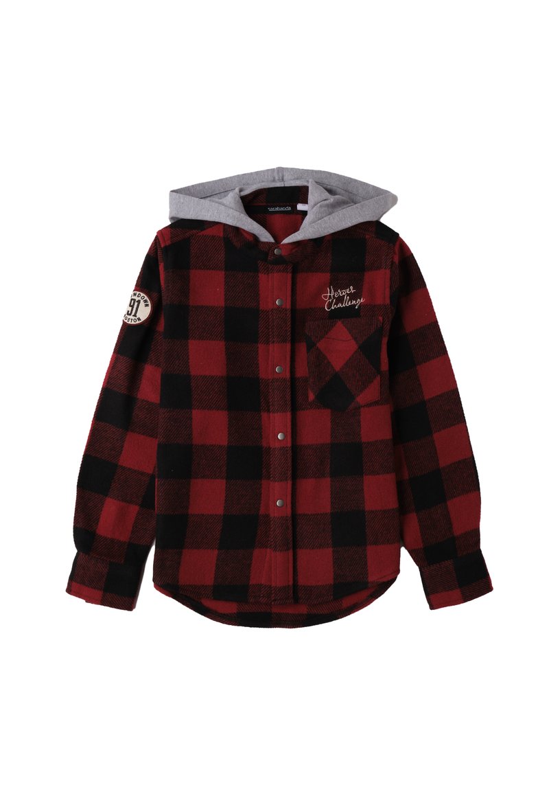 Chemise à carreaux rouge et noir avec capuche grise, poche poitrine, patch sur la manche avec le numéro "91" et broderie "Heroes Challenge" sur la poitrine.