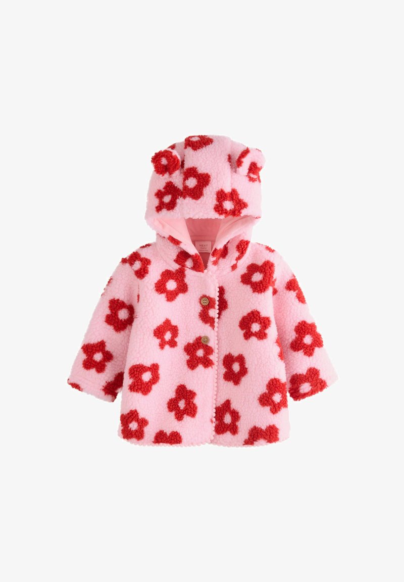 Manteau à capuche pour bébé rose avec motifs floraux rouges, deux boutons en bois et détails d'oreilles d'ours sur la capuche.