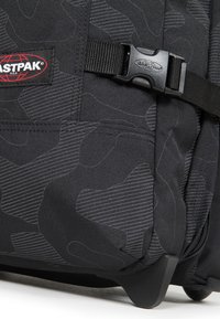 Eastpak TRANVERZ S x WHERE'S WALLY - Trolley - reflectcamoblac