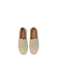 Zapatos beige tipo slip-on hechos de ante con una textura suave, punta redondeada y suela de goma blanca, con costuras discretas y sin marcas visibles.
