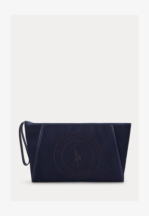 Granatowy prostokątny pokrowiec z paskiem na nadgarstek, z wytłoczonym logo Polo Ralph Lauren New York i emblematem zawodnika polo na przodzie.