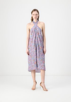 Halter-neck dress in light purple with floral pattern in pink and orange, made of soft, flowing fabric, reaching mid-calf, paired with nude heels.
