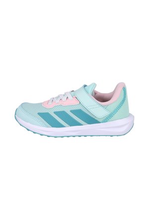 Zapatilla deportiva azul claro con rayas turquesa, detalles rosas, suela blanca, cordones y una tira de velcro en el lateral sobre un fondo blanco.