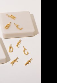 Design Letters LETTER CHARM 10MM A-Z 18K GOLD-PLATED - Berlocker - gold-coloured