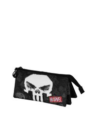 Estuche de lápices negro con un gráfico de calavera blanca, material texturizado, cierre de cremallera y un acento del logotipo "Marvel" en rojo en el lateral.