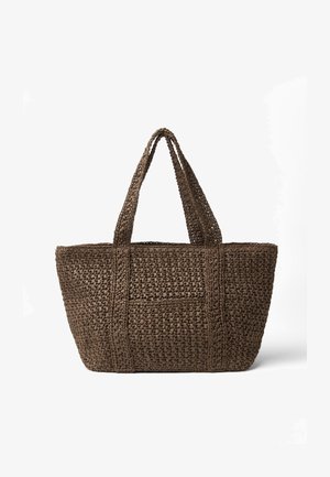 Braune, gewebte Tragetasche mit zwei Griffen, rechteckigem Boden und strukturiertem Strickmuster, präsentiert vor weißem Hintergrund.