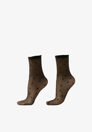 Calcetines tobilleros negros transparentes con borde ondulado, que presentan un patrón de corazones dispersos de diferentes tamaños. Textura suave y diseño ligero.