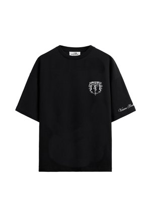 Schwarzes kurzärmliges T-Shirt mit kleinem weißem Motiv auf der linken Brust und weißem Kursivtext auf dem rechten Ärmel.