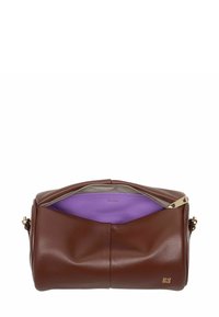 Borsa a mano in pelle marrone con un design morbido e strutturato. L'interno presenta una fodera viola a contrasto e una chiusura con zip argentata.
