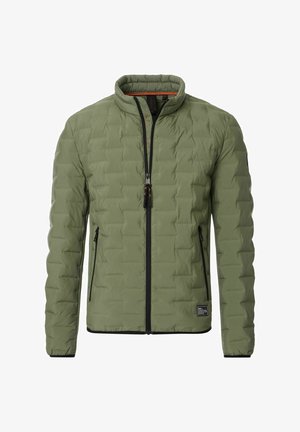 Zielona pikowana kurtka z wysokim kołnierzem, przednim zamkiem błyskawicznym i dwiema kieszeniami bocznymi. Posiada czarne akcenty oraz gładką, lekką teksturę.