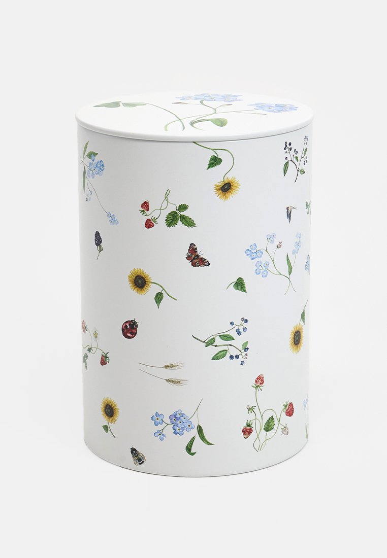 Ronde, witte metalen container versierd met verschillende bloem- en insectpatronen, waaronder zonnebloemen, vlinders en aardbeien.