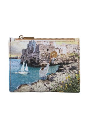 Portafoglio con una stampa fotografica di una scena costiera che ritrae una donna in camicia bianca e cappello da spiaggia vicino al mare, con una barca a vela e edifici.