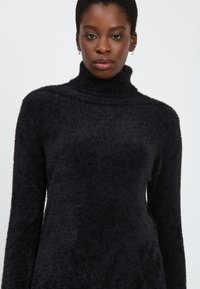 INFLUENCER FLUFFY TURTLENECK PULL - Strickpullover - black