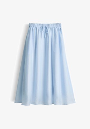 Lichtblauwe midirok met elastische tailleband en trekkoord, luchtige stof, zijzakken, afgebeeld op een witte achtergrond.