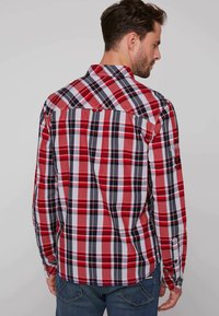 Rot-schwarz karierte Hemdjacke mit langen �Ärmeln, ausgestattet mit einem Reverskragen und verstellbaren Manschetten, aus leichtem Baumwollstoff gefertigt.