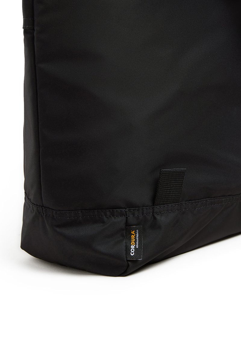 Czarna torba z nylonu z teksturowaną powierzchnią, solidnym przeszyciem oraz wyraźną metką CORDURA® w dolnym rogu. Minimalistyczny design, bez ozdobników.