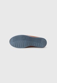 Shoe sole, millel tekstuuriga sinine kummialus, millel on sooned ja ümmargune logo. Ülemine osa on pruunist materjalist, millel on sile pind.