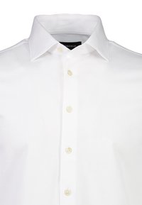 Biała koszula na guziki z klasycznym kołnierzykiem, o gładkiej fakturze i siedmioma jasnymi guzikami z przodu.