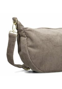 Borsa a spalla in velluto a coste marrone con forma arrotondata, presenta un tessuto testurizzato, hardware dorato e una tracolla resistente. Sottolinea una sensazione morbida e soffice.