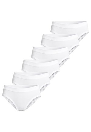 Fünf Paar schlichte weiße Baumwollslips, diagonal auf einem weißen Hintergrund angeordnet.