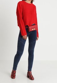 Honey Punch Sweter