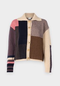 Gebreide cardigan in meerdere kleuren met vlekken. Heeft een beige kraag en knopen, met verschillende texturen, waaronder ribbel- en kabelgebreide patronen.