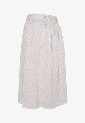 Lichtroze rok met witte bladinvoer, voorzien van een strik taille. De stof lijkt zacht en vloeiend, ideaal voor warm weer.