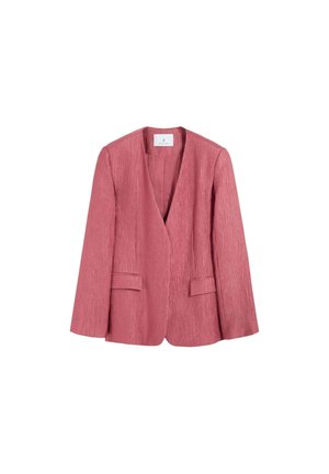 Blazer rosa texturizado con mangas largas, diseño sin cuello, dos bolsillos delanteros con solapa y una abertura en forma de V profunda.