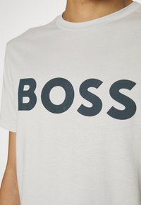 BOSS THINKING - Marškinėliai su spaudiniu - light pastel grey
