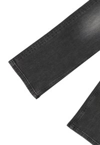 Pantaloni in denim nero con gamba dritta, caratterizzati da una finitura lavata, cuciture a contrasto e orlo standard. Nessun abbellimento o motivo.