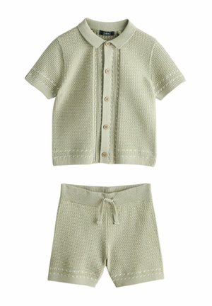 Jasnozielony, dziergany top z krótkim rękawem zapinany na guziki, z kołnierzem, oraz pasujące szorty z gumką i teksturowanym wzorem.