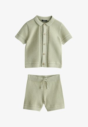 Svijetlozeleni pleteni kratki rukavi s ovratnikom i odgovarajućim kratkim hlačama s vezicom u struku i teksturiranim uzorkom.