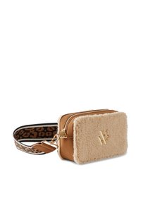 Tan en faux schapenvacht crossbody tas met een rechthoekige vorm, gouden hardware en een verstelbare leopardprint schouderband.