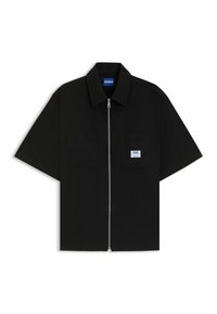 Maglietta nera a maniche corte con colletto, chiusura frontale con zip, due tasche sul petto e un piccolo etichetta blu del marchio sulla tasca sinistra.