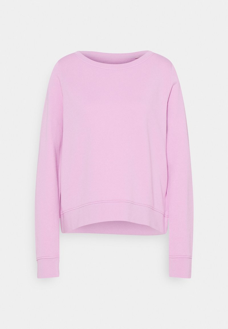 Sweat-shirt rose clair à col rond, manches longues et ourlet légèrement incurvé sur fond blanc uni.