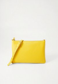 Gul lærpose med teksturert overflate, glidelåslukking og justerbar rem. Kompakt størrelse med flat, rektangulær form.