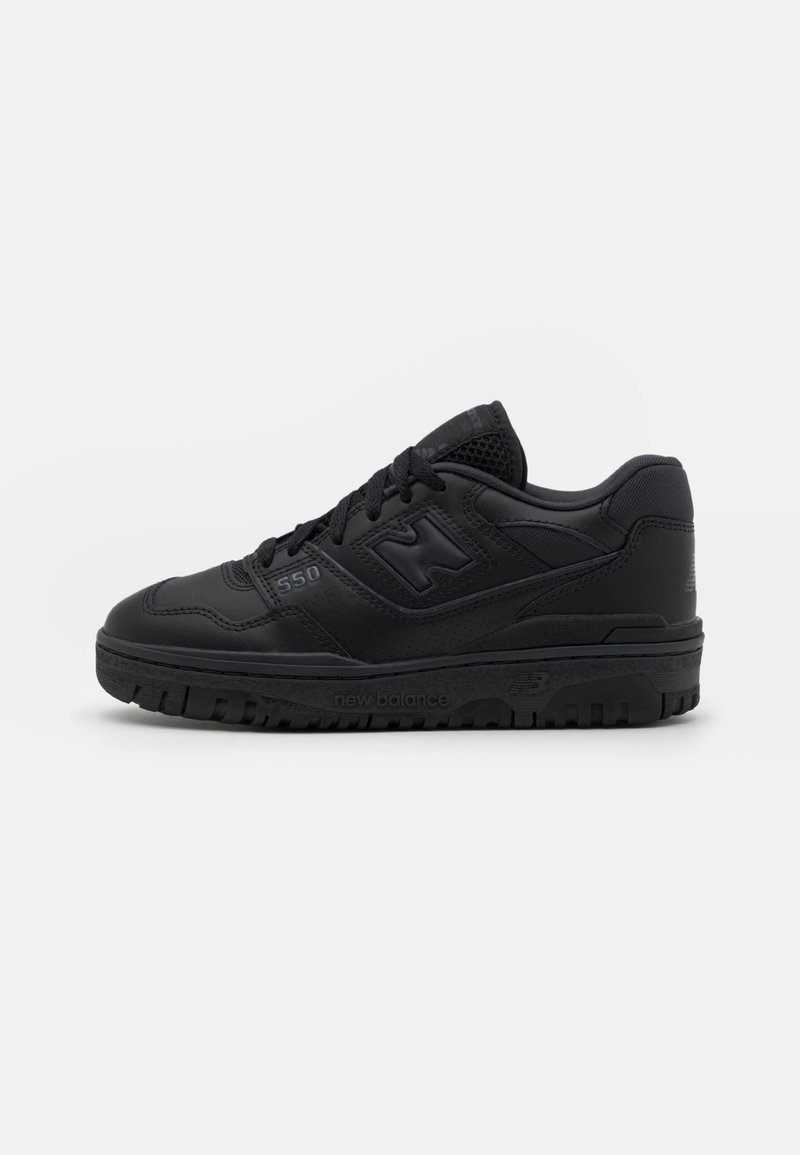Baskets noires New Balance 550 avec tige en cuir et mesh, design lacé et semelle en caoutchouc robuste vues de côté.