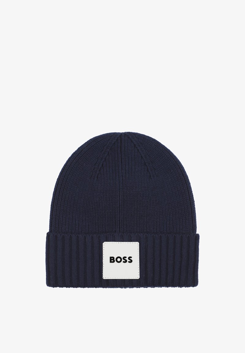 Bonnet en maille côtelée bleu marine avec revers, orné d'un patch carré blanc portant la mention BOSS en lettres noires.