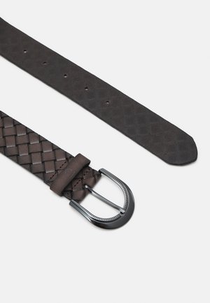 Ceinture en cuir marron foncé avec un design tissé, texture lisse, boucle en argent et plusieurs perforations pour un réglage.